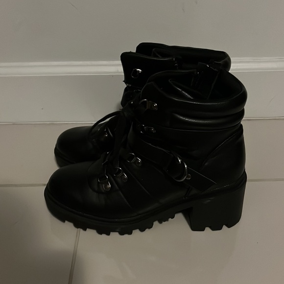 black boots - Picture 2 of 4